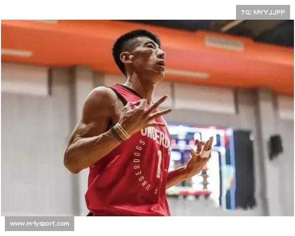 易建联肌肉线条完美，36岁自律训练成年轻榜样